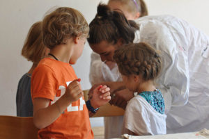Kinder mit Pfarrerin