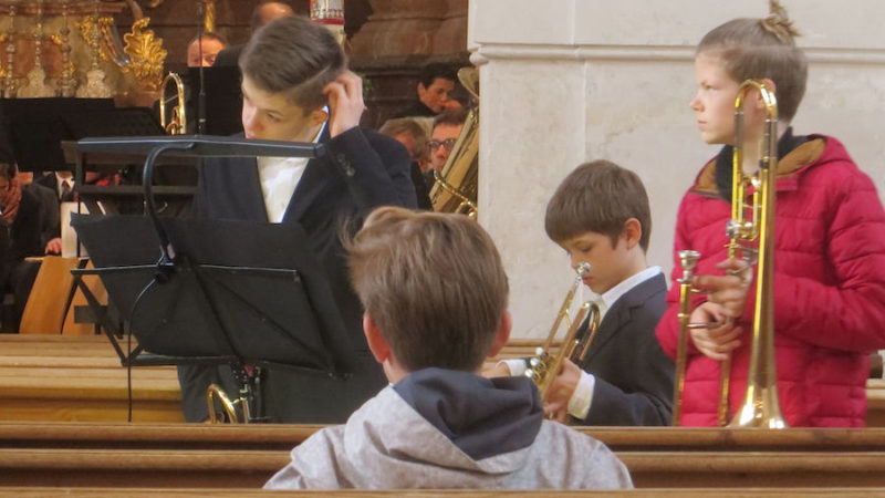 Kinder in der Kirche beim Posaune Üben